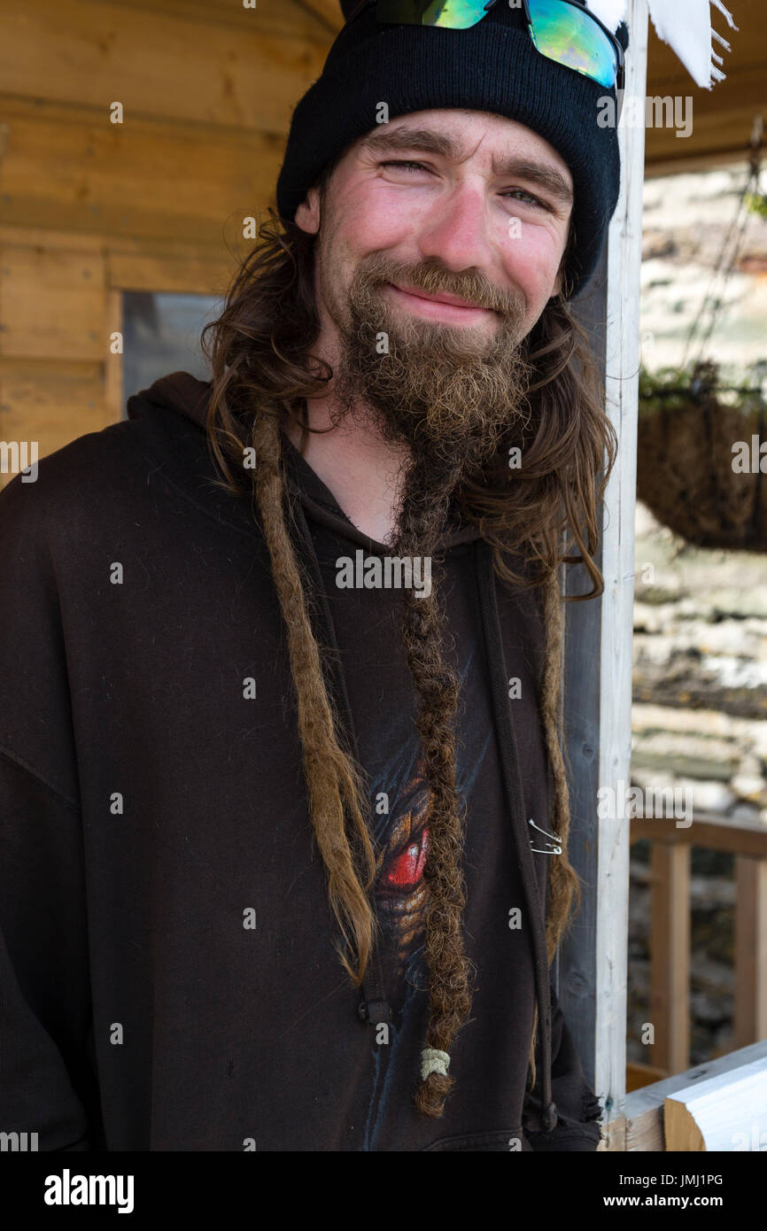 Giovane con molto lunga barba e Dreadlocks, Irlanda Foto Stock