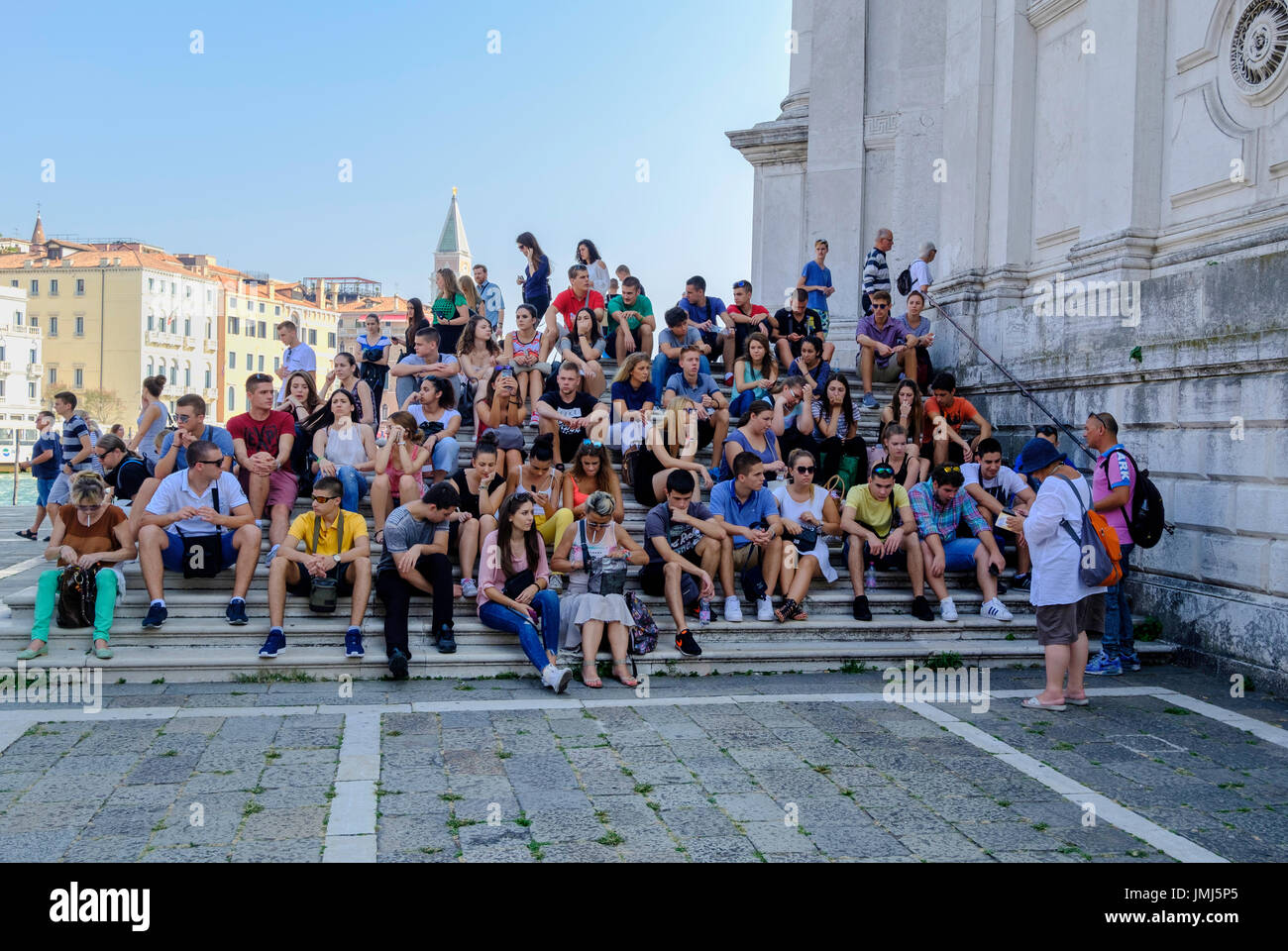 Un gruppo di giovani turisti a Venezia in Italia. Foto Stock