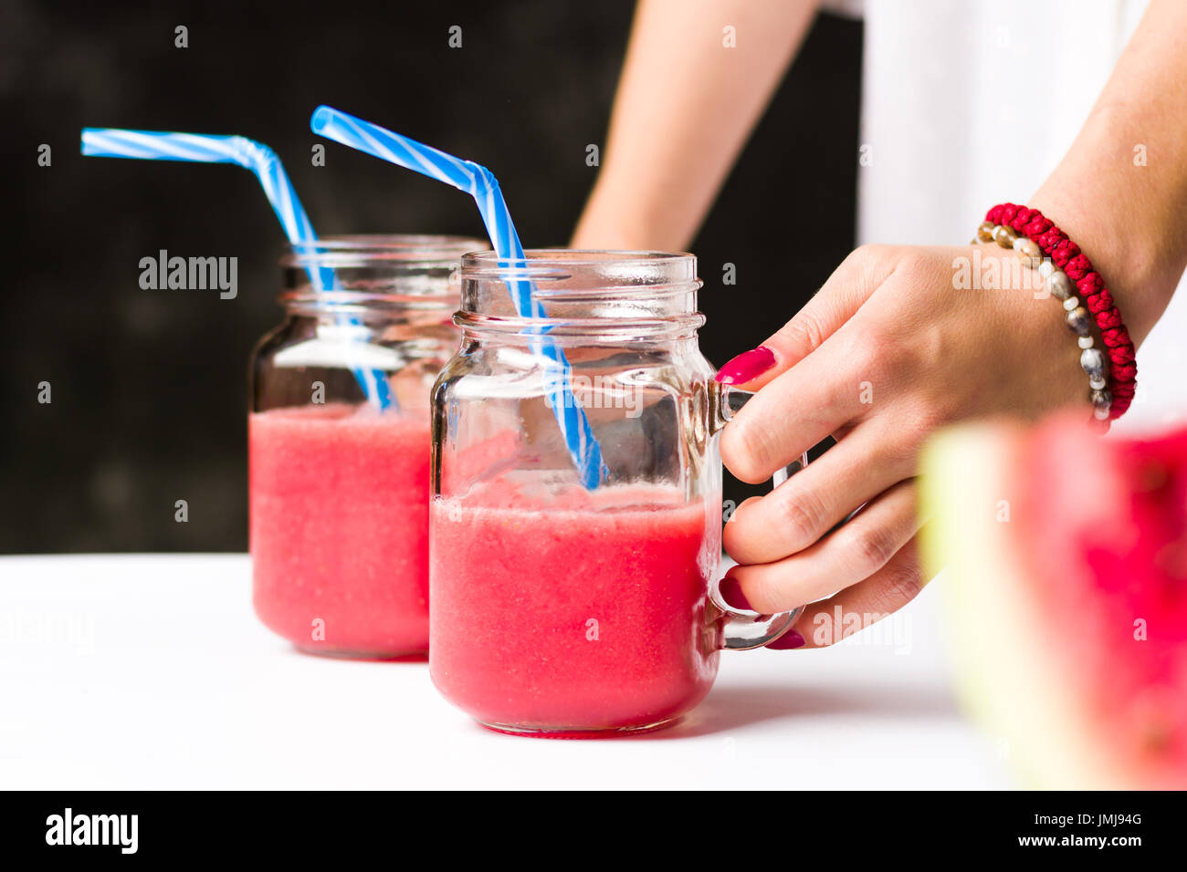 Sostegno femmina anguria fresca frullati in vasi Foto Stock