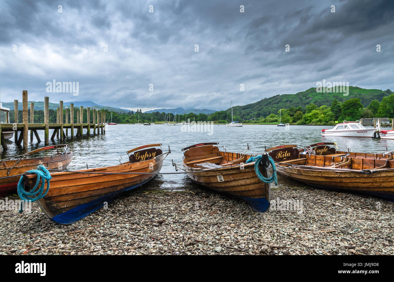 Barche in legno sulle rive del lago di Windermere dal molo a Ambleside Foto Stock