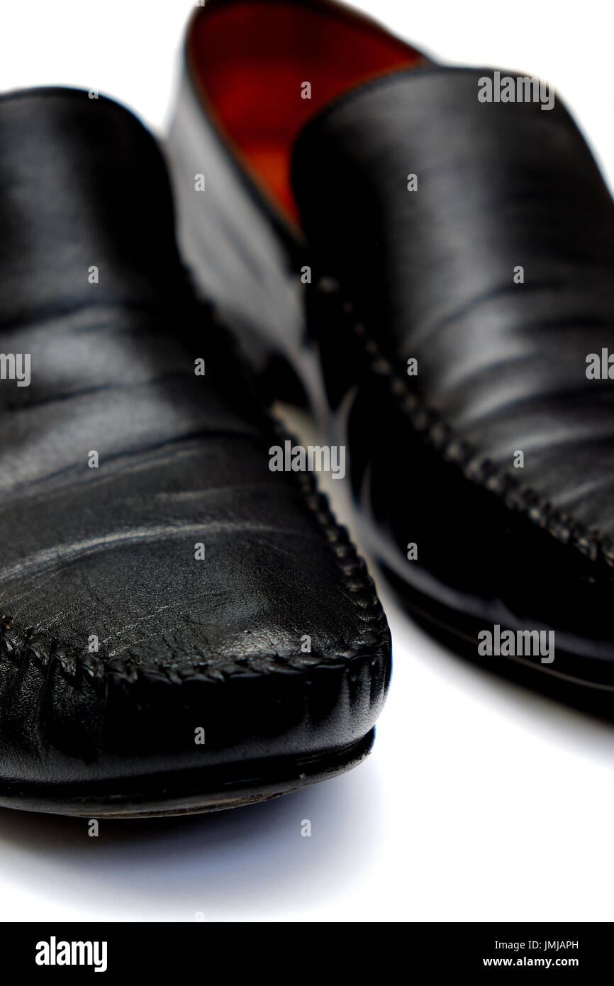 Elegante nero scarpe di cuoio isolato su uno sfondo bianco.Close up shot. Foto Stock