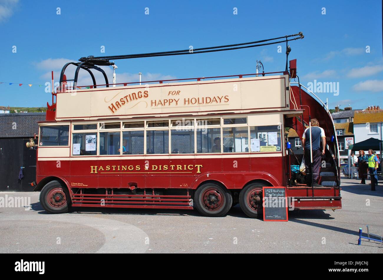 Felice Harold, un 1928 Guy BTX filobus, all'apertura dell'annuale Centro Storico Carnevale a Hastings, in Inghilterra il 30 luglio 2011. Foto Stock