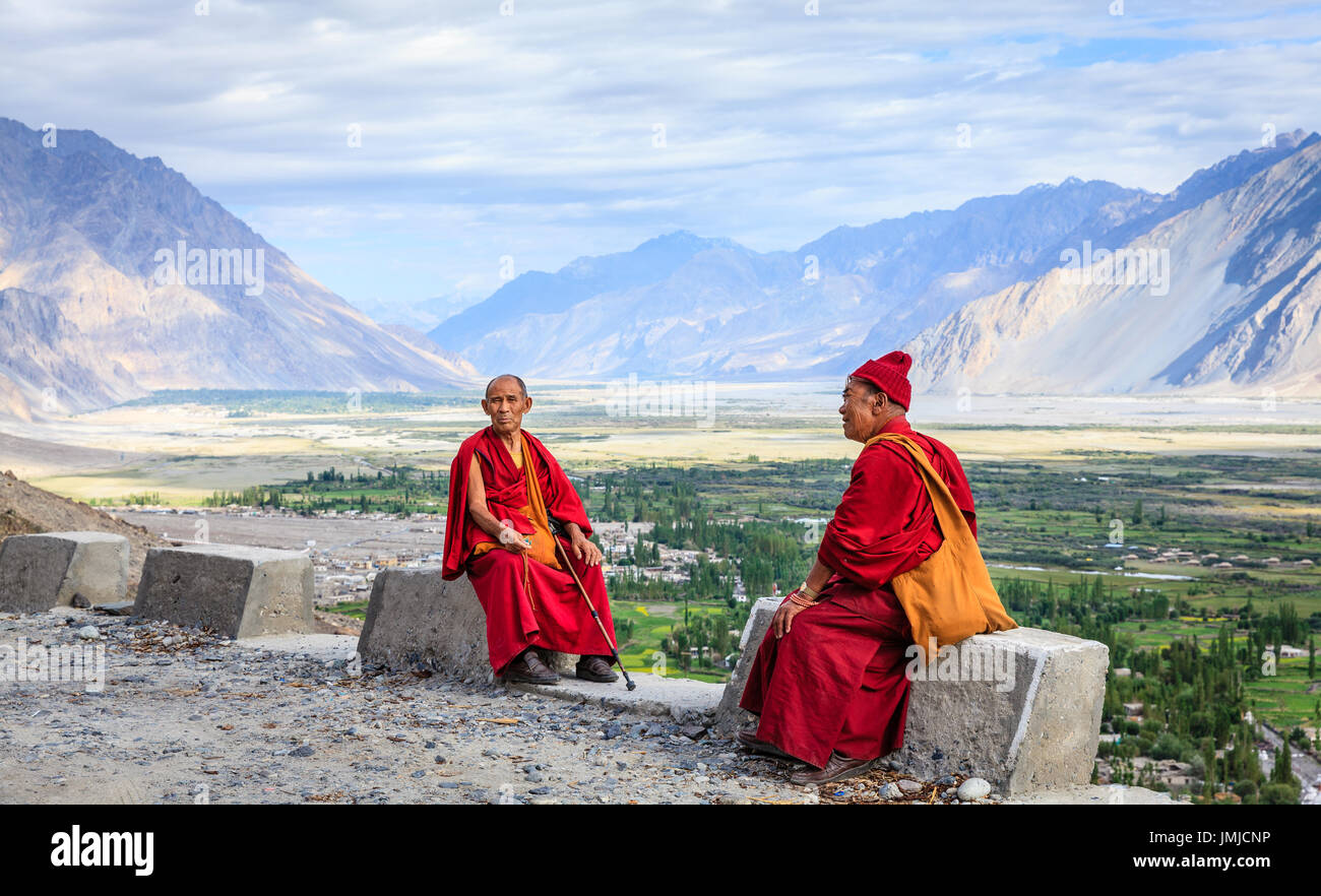 Valle di Nubra, Ladakh, India, luglio 14, 2016: due monaci vicino monastero Diskit affacciato sulla Valle di Nubra in Ladakh regione del Kashmir, India Foto Stock