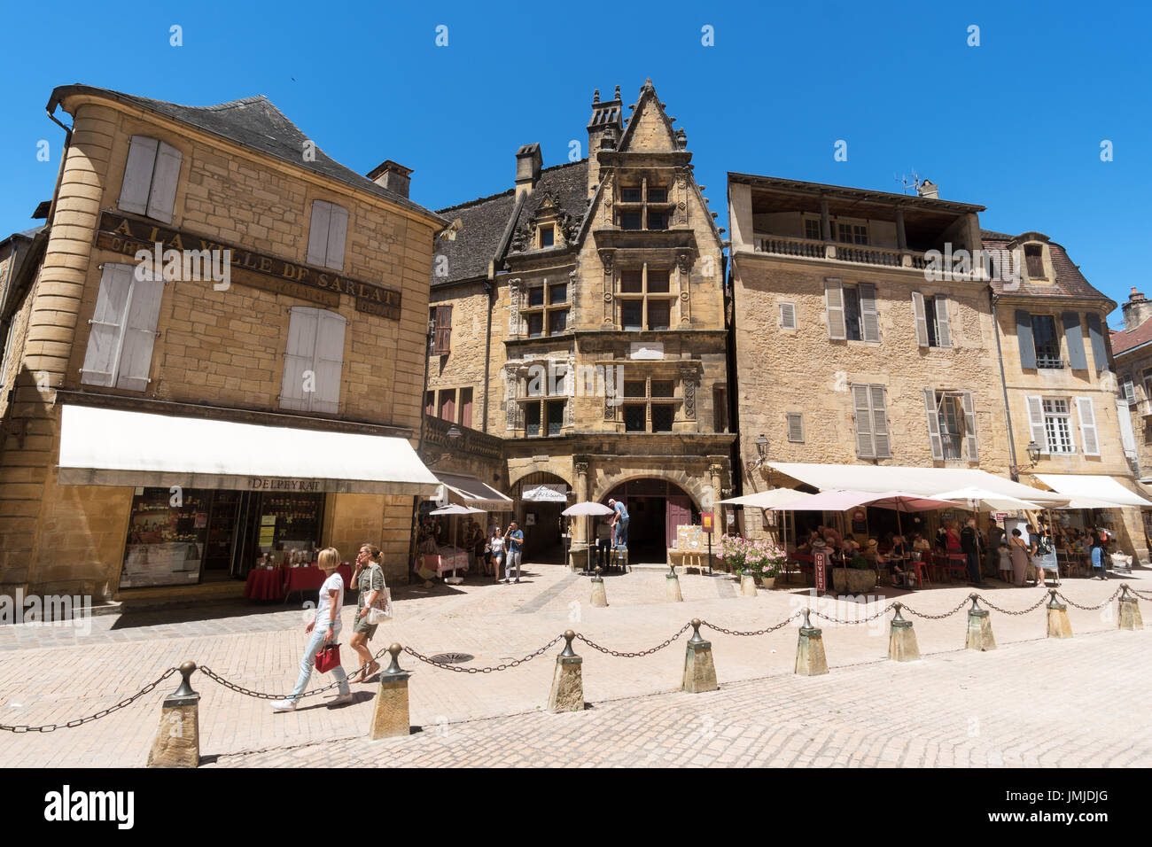 La gente camminare attraverso la Place du Peyrou a Sarlat-la-Canéda, Dordogne, Francia Foto Stock