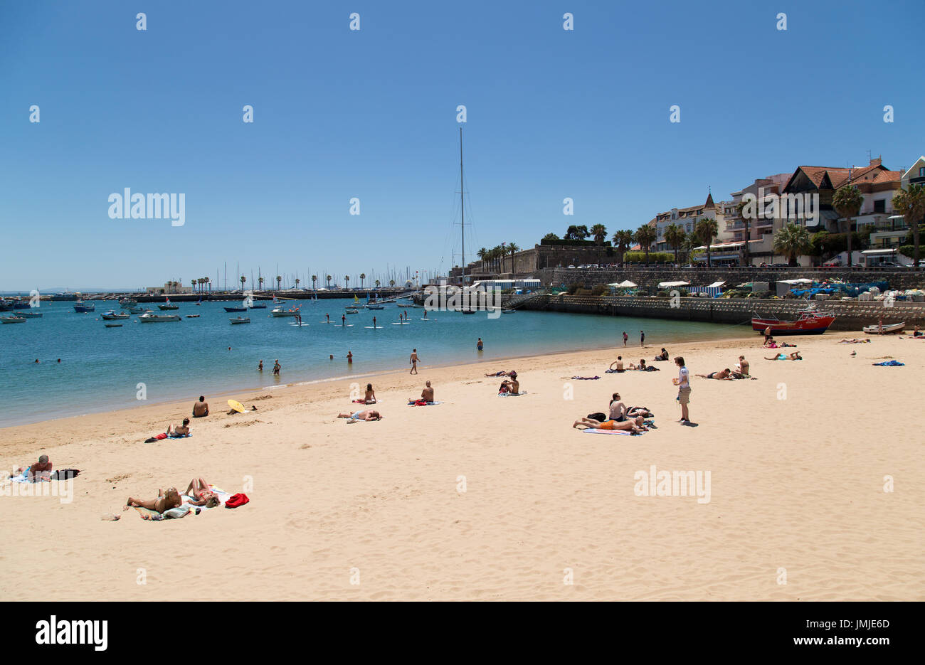 Spiaggia della città costiera di Cascais Portogallo Foto Stock