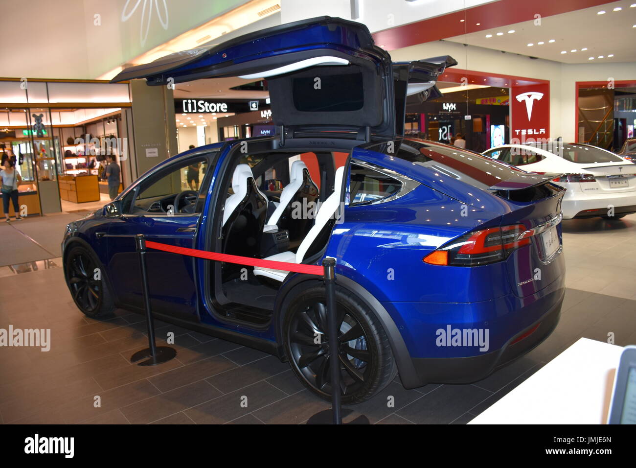 Un modello di colore blu X Tesla con aprire gli sportelli ad ala di gabbiano  in Taipei, Taiwan show room. Luglio 2017 Foto stock - Alamy