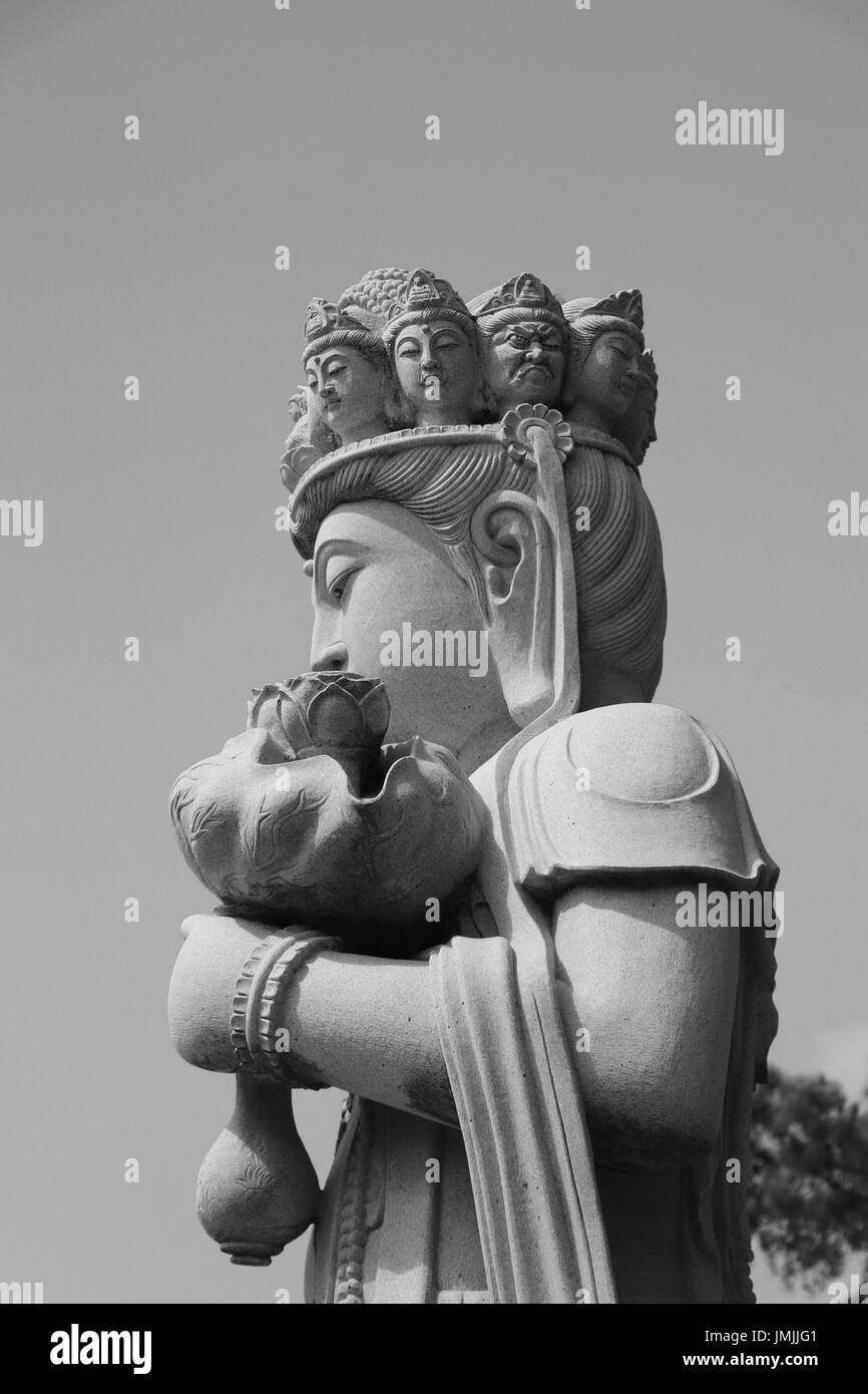 Statua di Pietra di buddha in un giardino zen Foto Stock