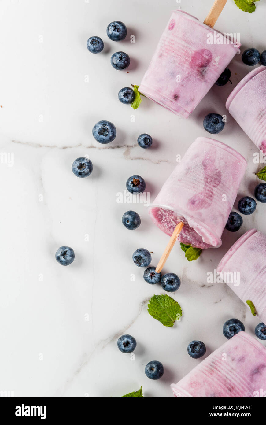 Estate dolci e dessert. Cibo vegan. Bevande Surgelati, frullati. Ice Cream popsicles dal greco fatte in casa e yogurt freschi mirtilli organico. Con m Foto Stock