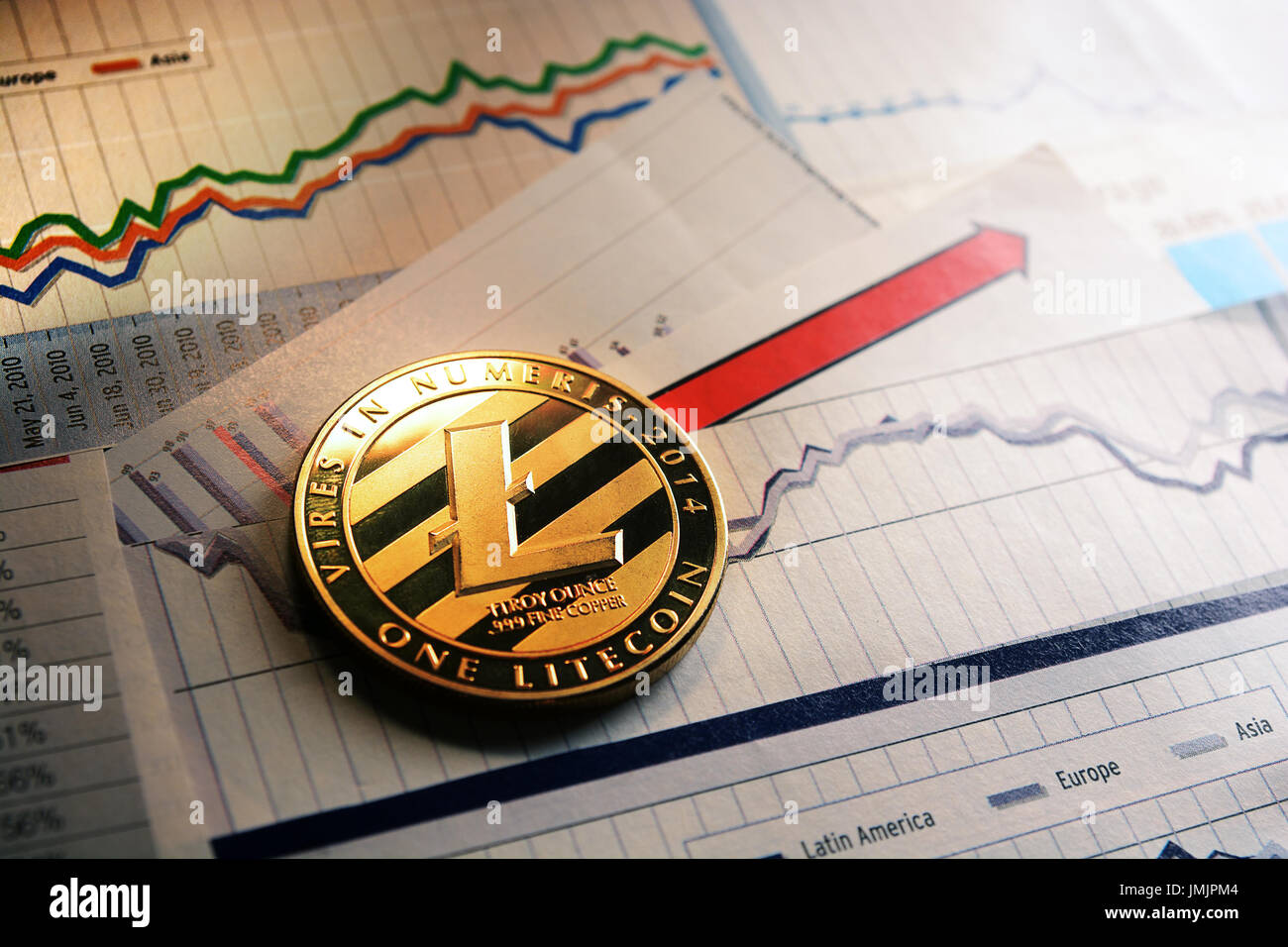 Un golden litecoin su grafici e diagrammi sfondo. concetto di trading moneta crypto Foto Stock
