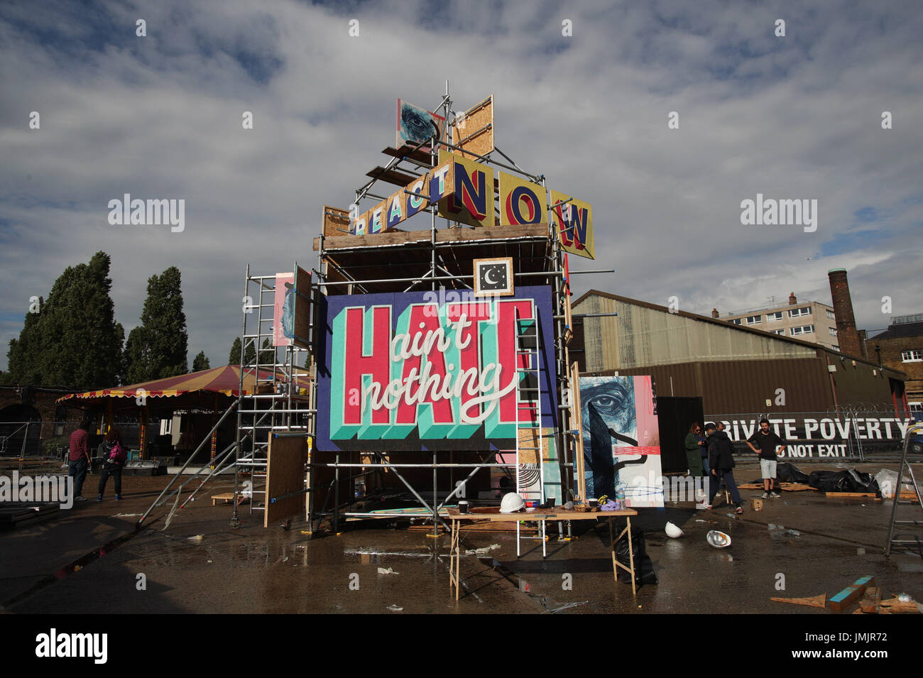 Le rifiniture sono messe in un lavoro collaborativo da artisti Vhils, speleologo, Halfstudio e disegnare + Contra intitolata "Babele" durante un anteprima stampa della mostra Festival Iminente, a Brick Lane cantiere, Old Truman Brewery nella zona est di Londra. Foto Stock