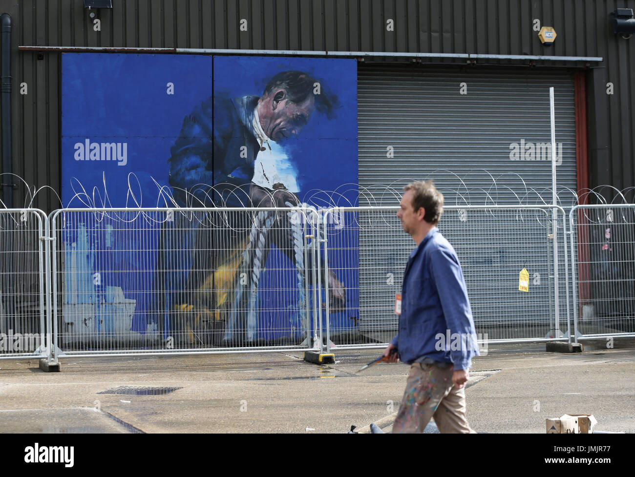 Un pezzo senza titolo da artista di strada Conor Harrington durante una anteprima stampa della mostra Festival Iminente, a Brick Lane cantiere, Old Truman Brewery nella zona est di Londra. Foto Stock