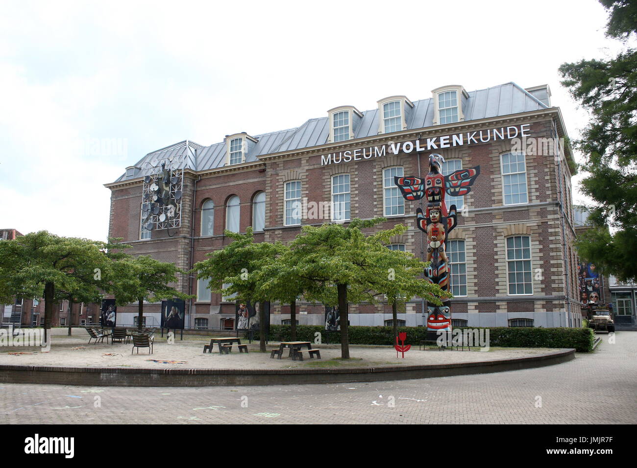 Il totem pole davanti al Rijksmuseum Volkenkunde (Museo Nazionale di etnologia) nella città di Leiden, Paesi Bassi. Fondata nel 1837, la più antica d'Europa. Foto Stock