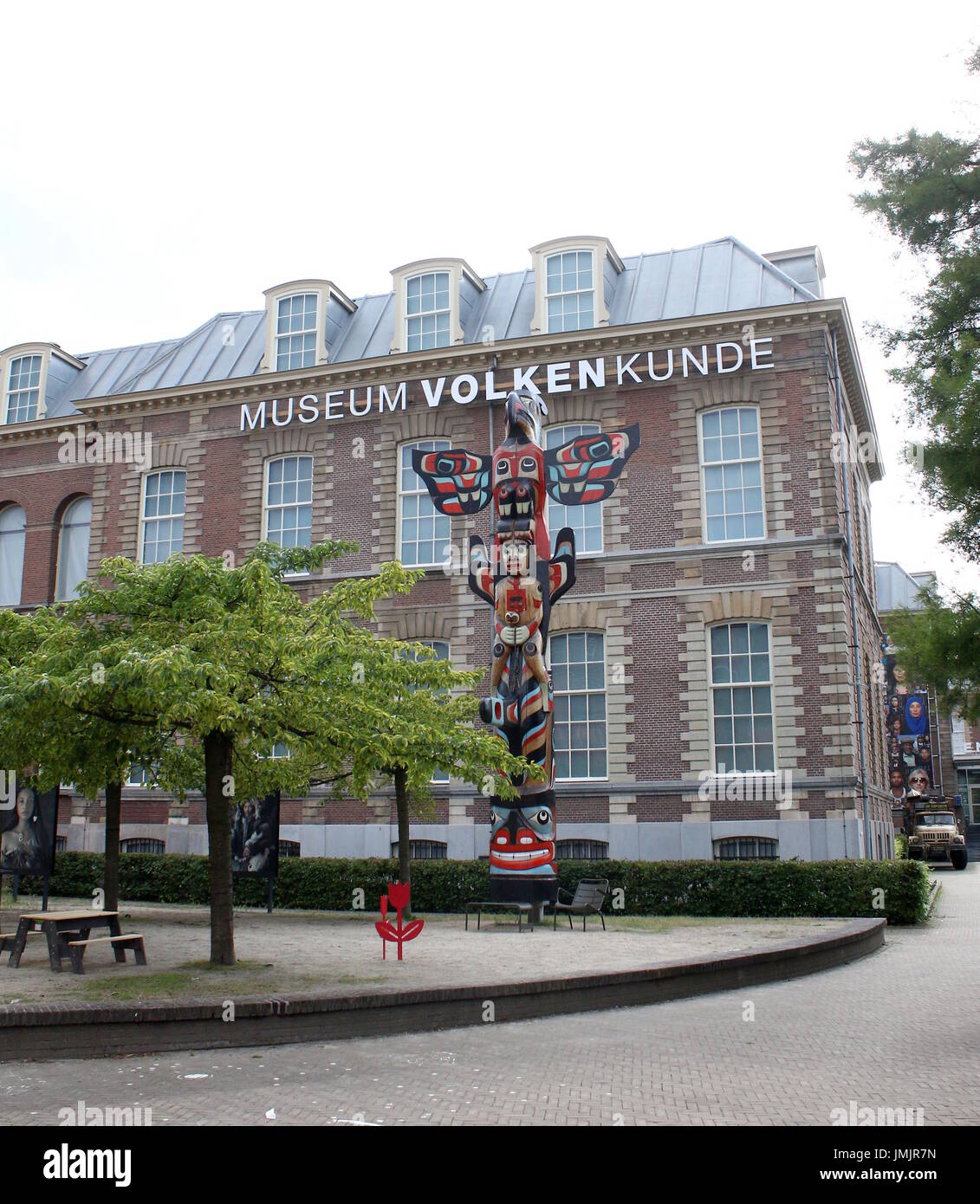 Il totem pole davanti al Rijksmuseum Volkenkunde (Museo Nazionale di etnologia) nella città di Leiden, Paesi Bassi. Fondata nel 1837, la più antica d'Europa. Foto Stock