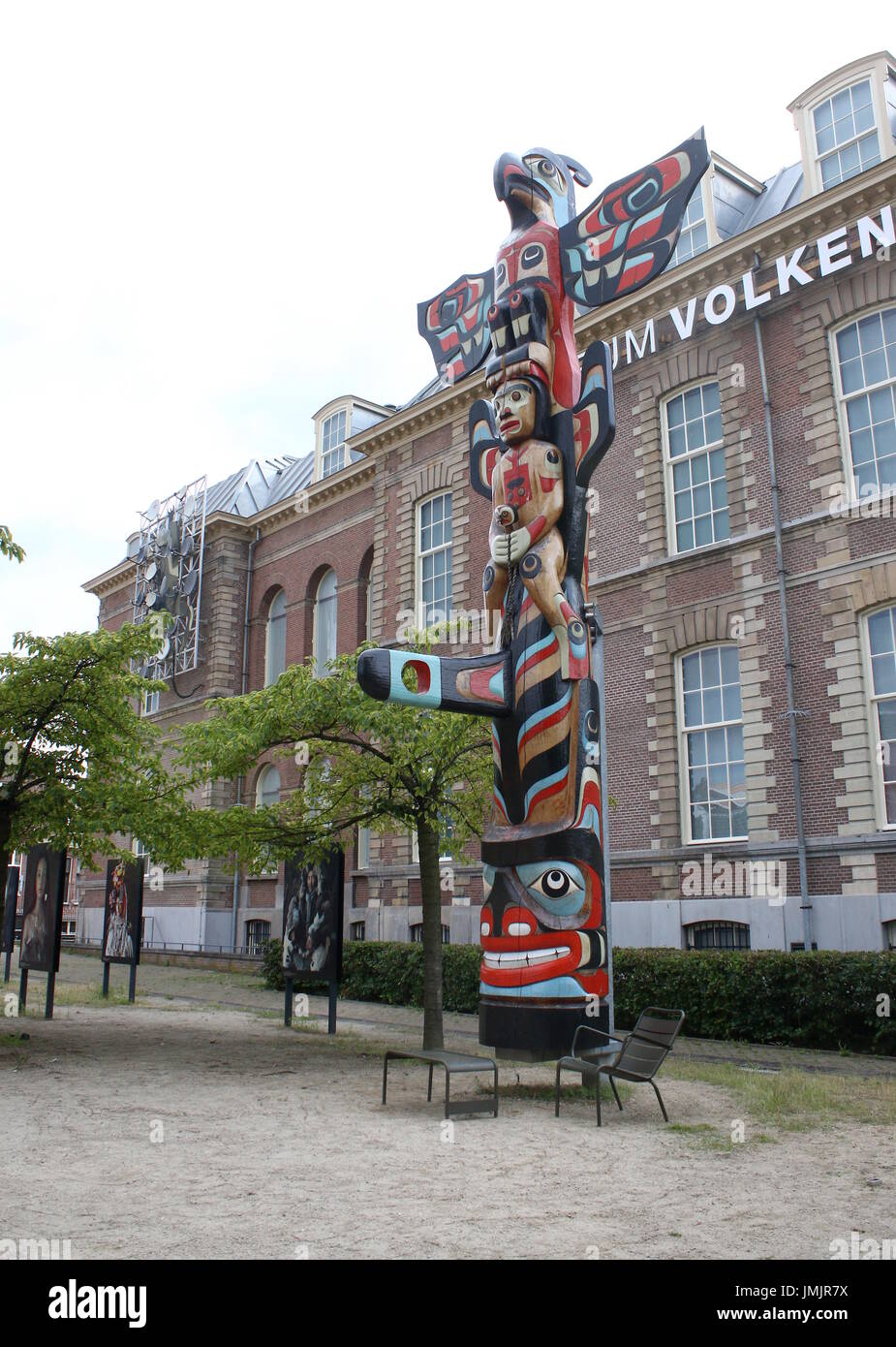 Il totem pole davanti al Rijksmuseum Volkenkunde (Museo Nazionale di etnologia) nella città di Leiden, Paesi Bassi. Fondata nel 1837, la più antica d'Europa. Foto Stock
