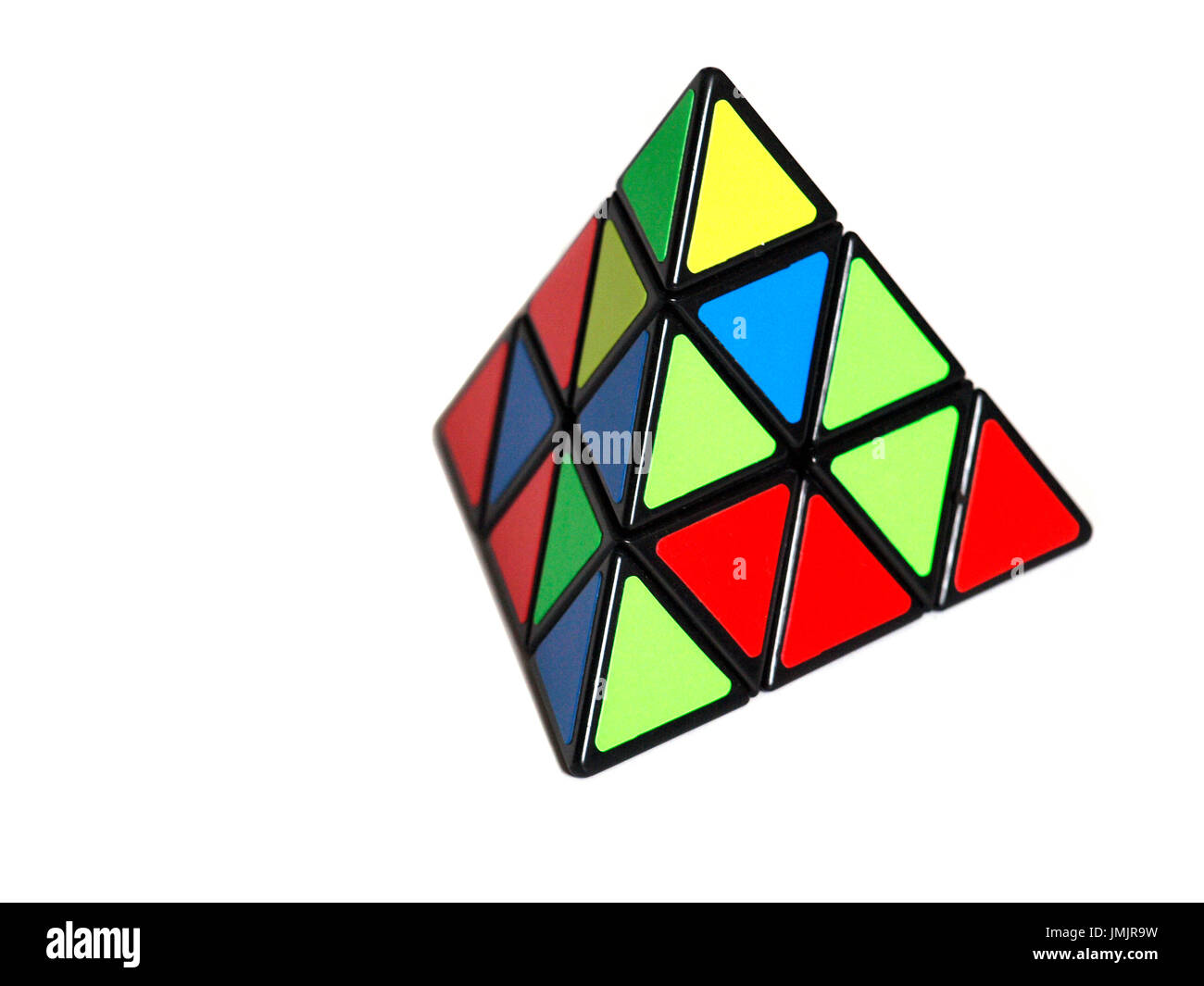 Il cubo di Rubik in una forma di una piramide isolata su sfondo bianco Foto Stock
