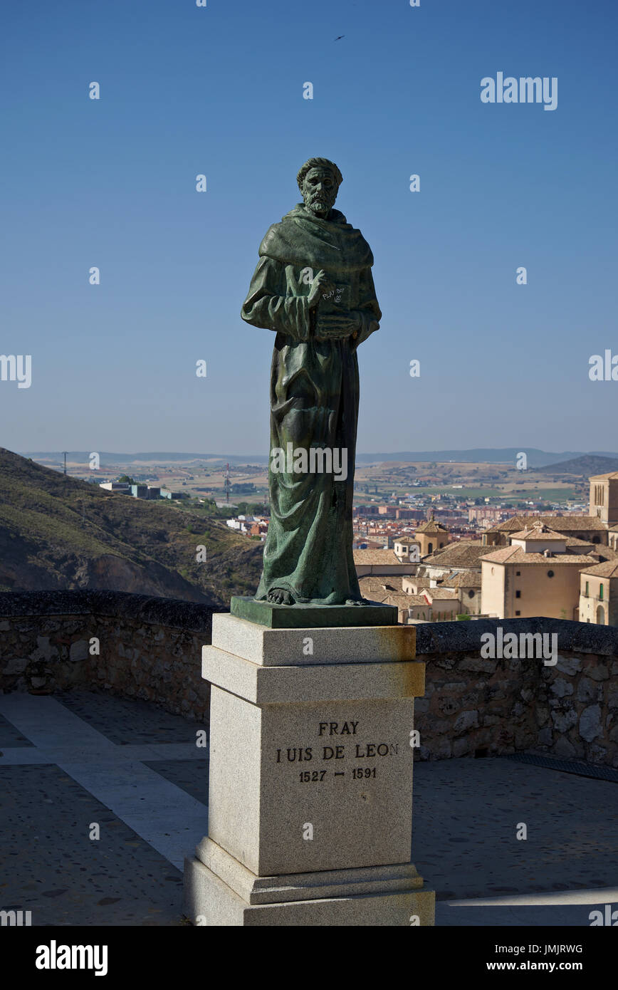 La statua di Fray Luis de Leon realizzati in bronzo dello scultore Javier Barrios con la città di Cuenca (Castilla La Mancha (Spagna) in background. Foto Stock