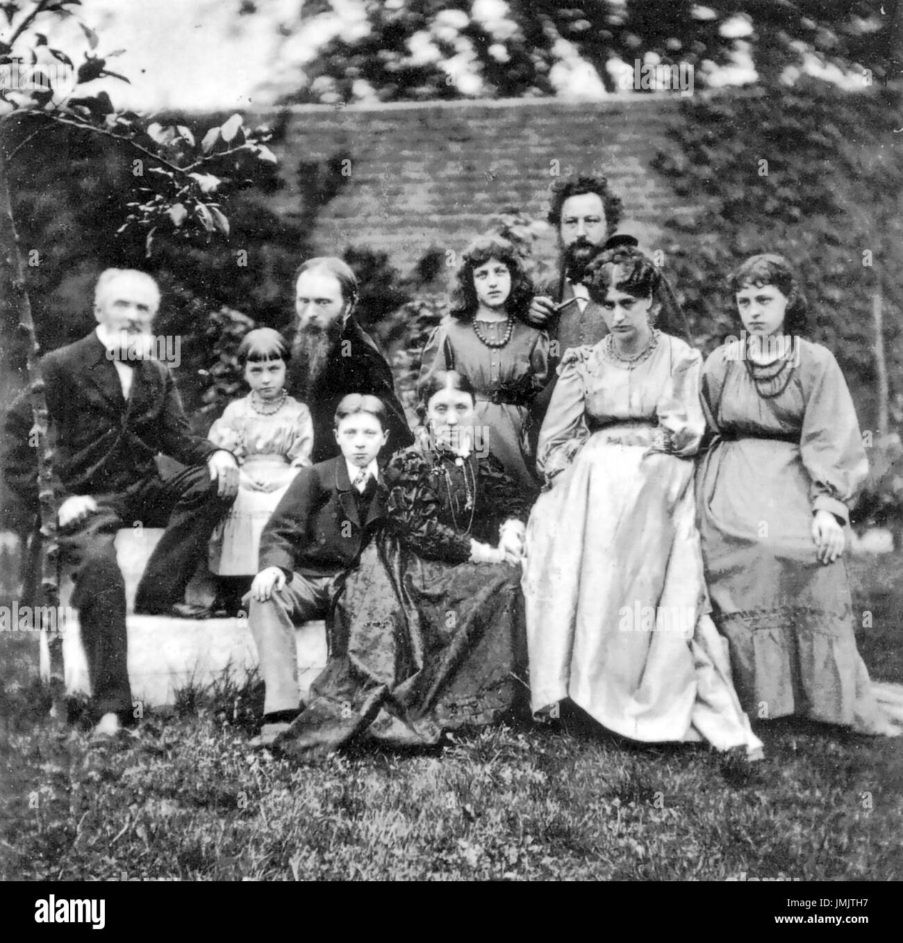 WILLIAM MORRIS William Morris e famiglie Burne-Jones fotografato nel 1874 da Frederick Hollyer a Burne-Jones house di Fulham, Londra del sud. Morris è in alto a destra e Burne-Jones terzo da sinistra. Foto Stock