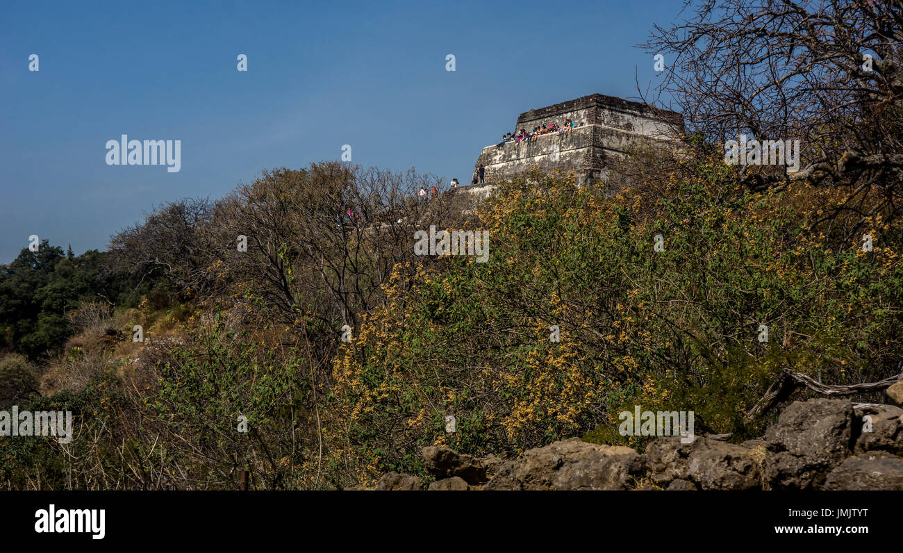 Tepoztlan, Messico - Gennaio 4, 2017: Visitatori sul tempio di 'El Tepozteco', un sito archeologico nello Stato messicano di Morelos. Il piccolo templ Foto Stock