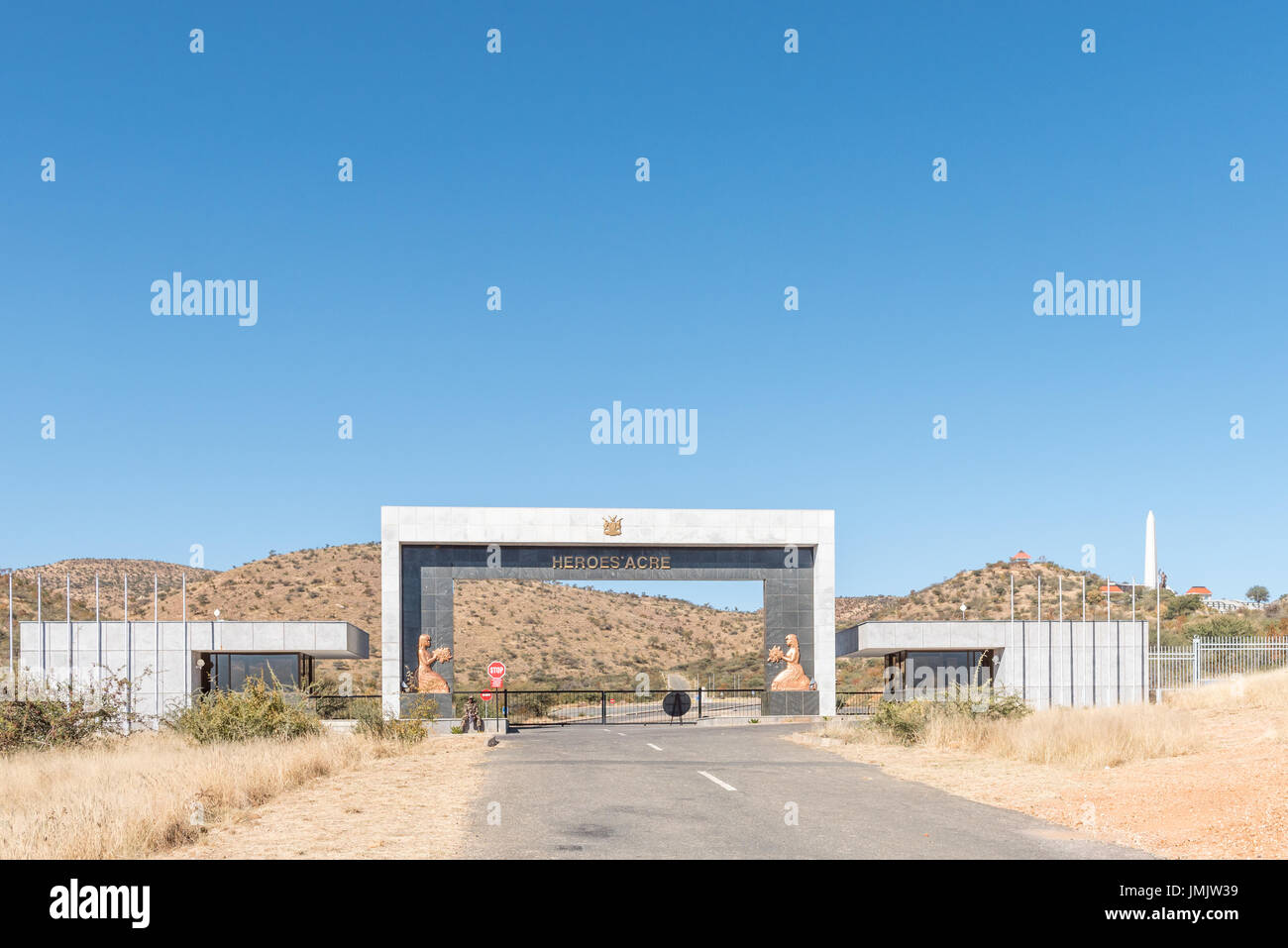 A Windhoek, Namibia - Giugno 16, 2017: l'ingresso a eroi di acro, un funzionario memoriale di guerra della Repubblica di Namibia a sud di Windhoek, i capi Foto Stock