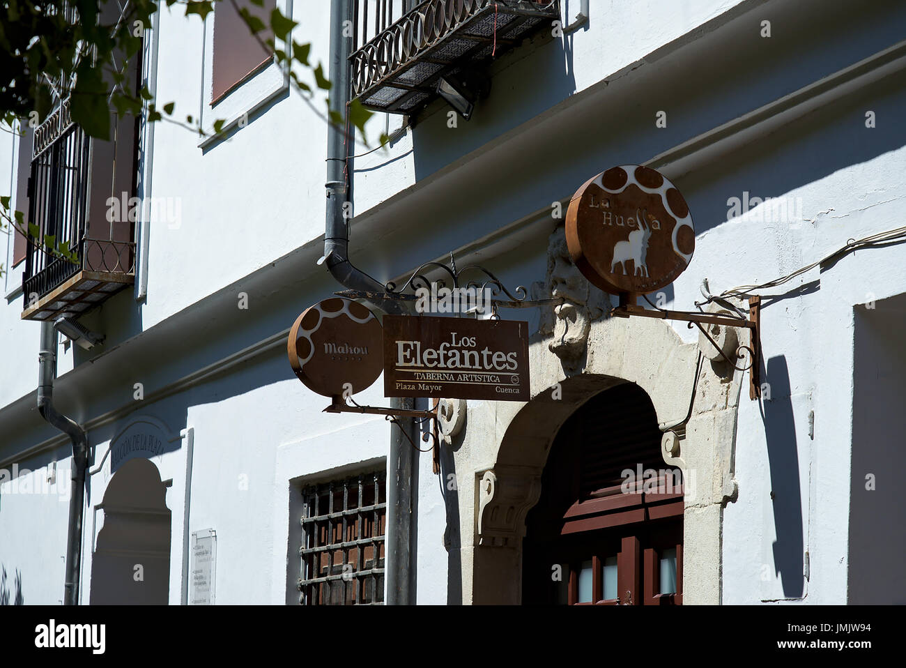 Cartelli di indicazione del tipico "Los Elefantes' bar in Cuenca, Castilla La Mancha, in Spagna. Foto Stock