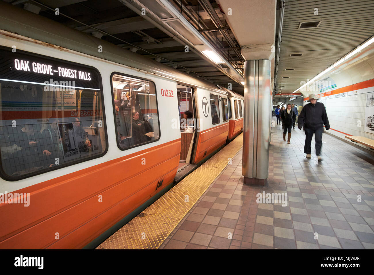 Boston MBTA metropolitana linea arancione treno in downtown crossing station USA Foto Stock