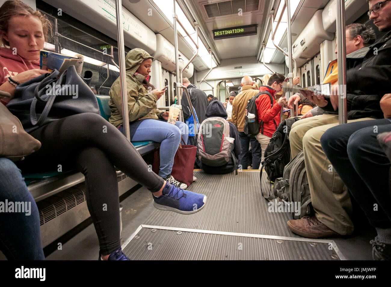 I passeggeri a bordo di Boston MBTA la linea verde della metropolitana treno USA Foto Stock