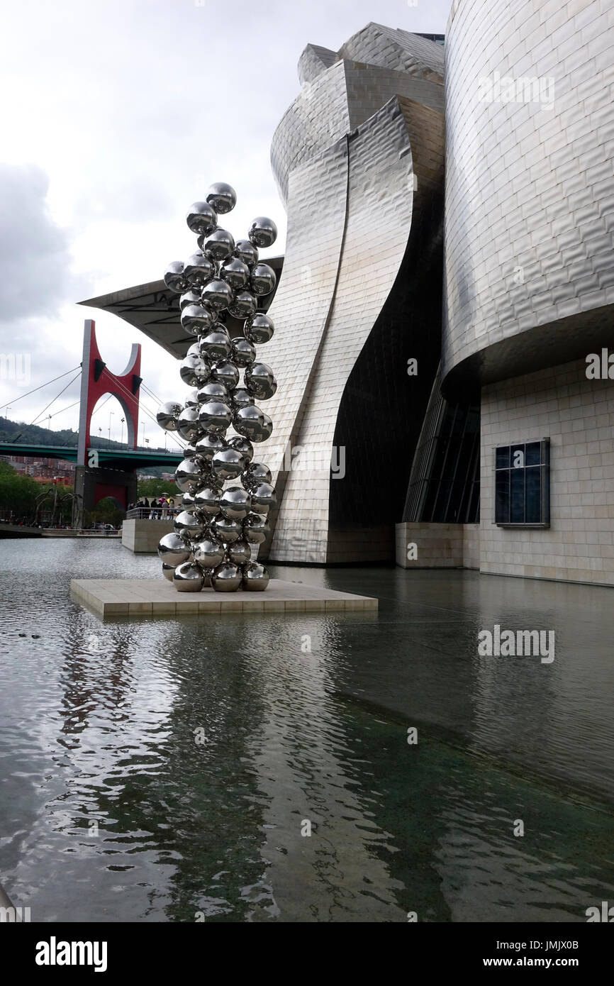 Questo contemporaneo e moderno museo è stato disegnate dal famoso architetto Frank Gehry. Foto Stock