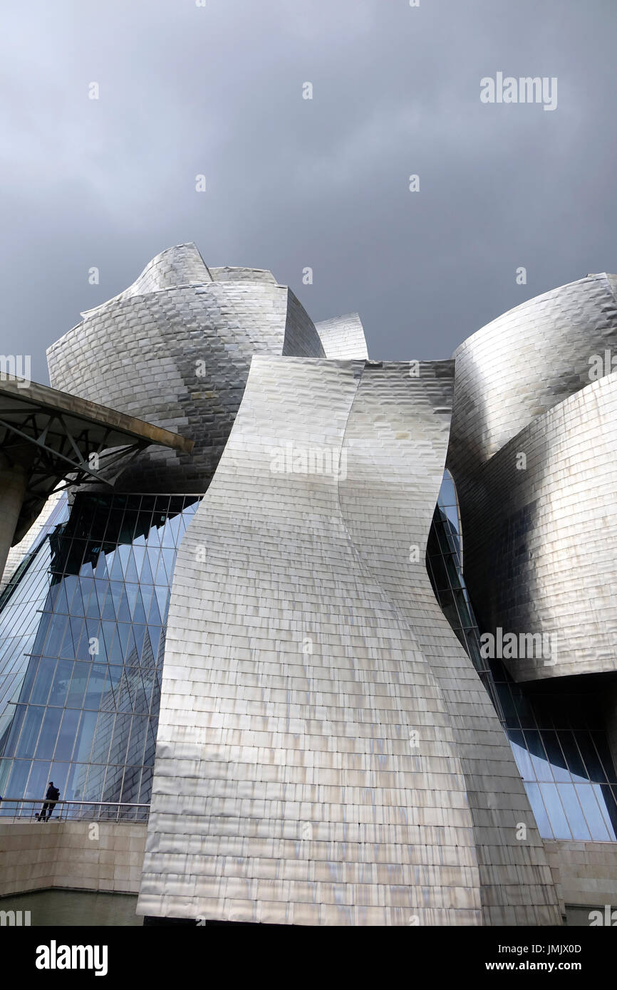 Il Guggenheim Museum Bilbao, Spagna è un museo di arte moderna e contemporanea progettato dal canadese-architetto americano Frank Gehry. Foto Stock