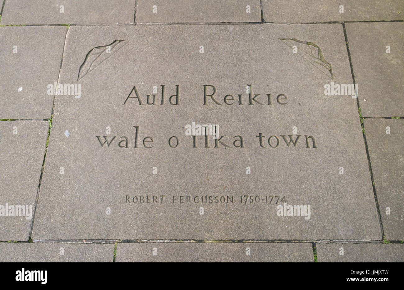 Citazione in pavimentazione, Makar's Court, Writers Museum, Edimburgo, dal poeta scozzese Robert Fergusson citazione forma un poemScotland, Regno Unito Foto Stock