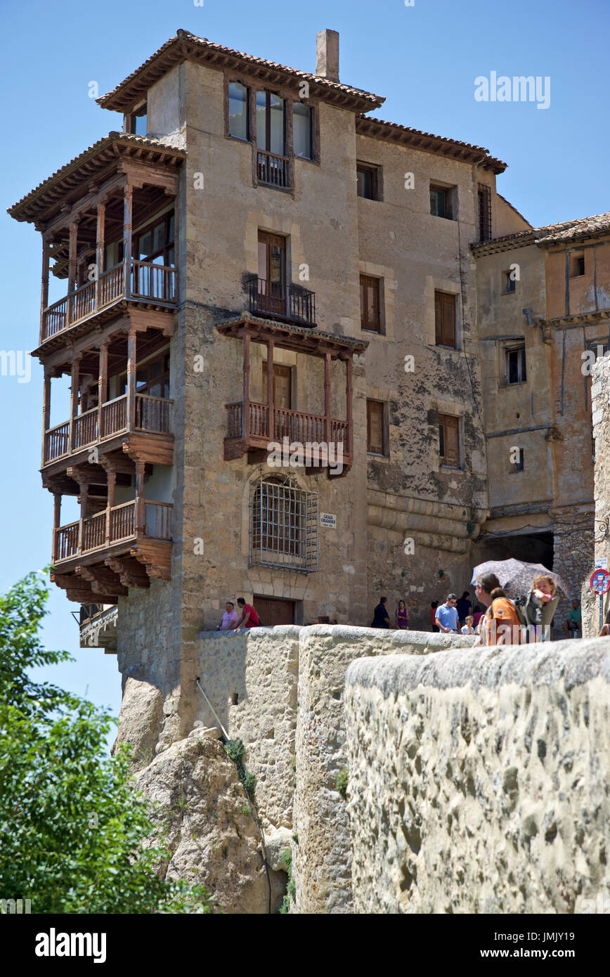 Immagine del case sospese di Cuenca in Castilla La Mancha, in Spagna.  Immagine presa al pomeriggio, con facciata principale nelle ombre Foto  stock - Alamy