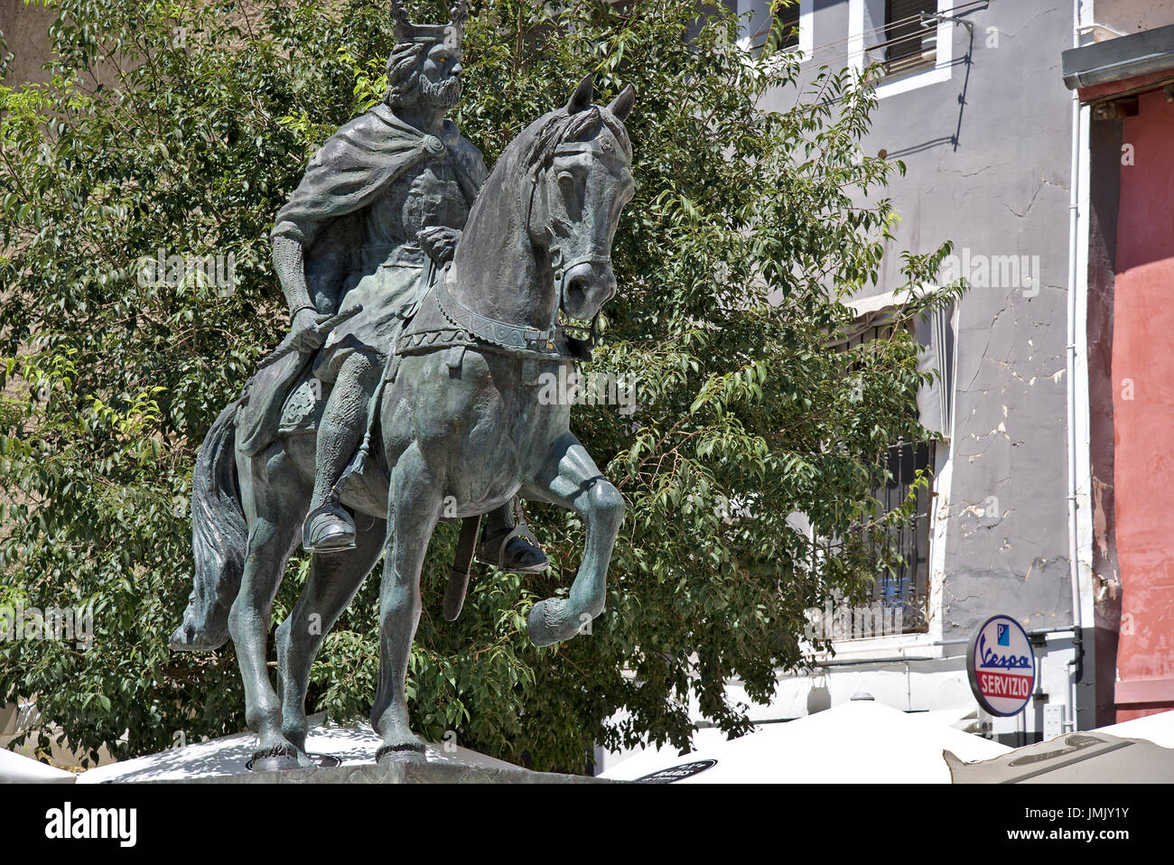 La fotografia della statua equestre: Alfonso VIII in Cuenca, Castilla La Mancha, in Spagna. La 3m di altezza è la statua in bronzo di autore Javier Barrios. Foto Stock
