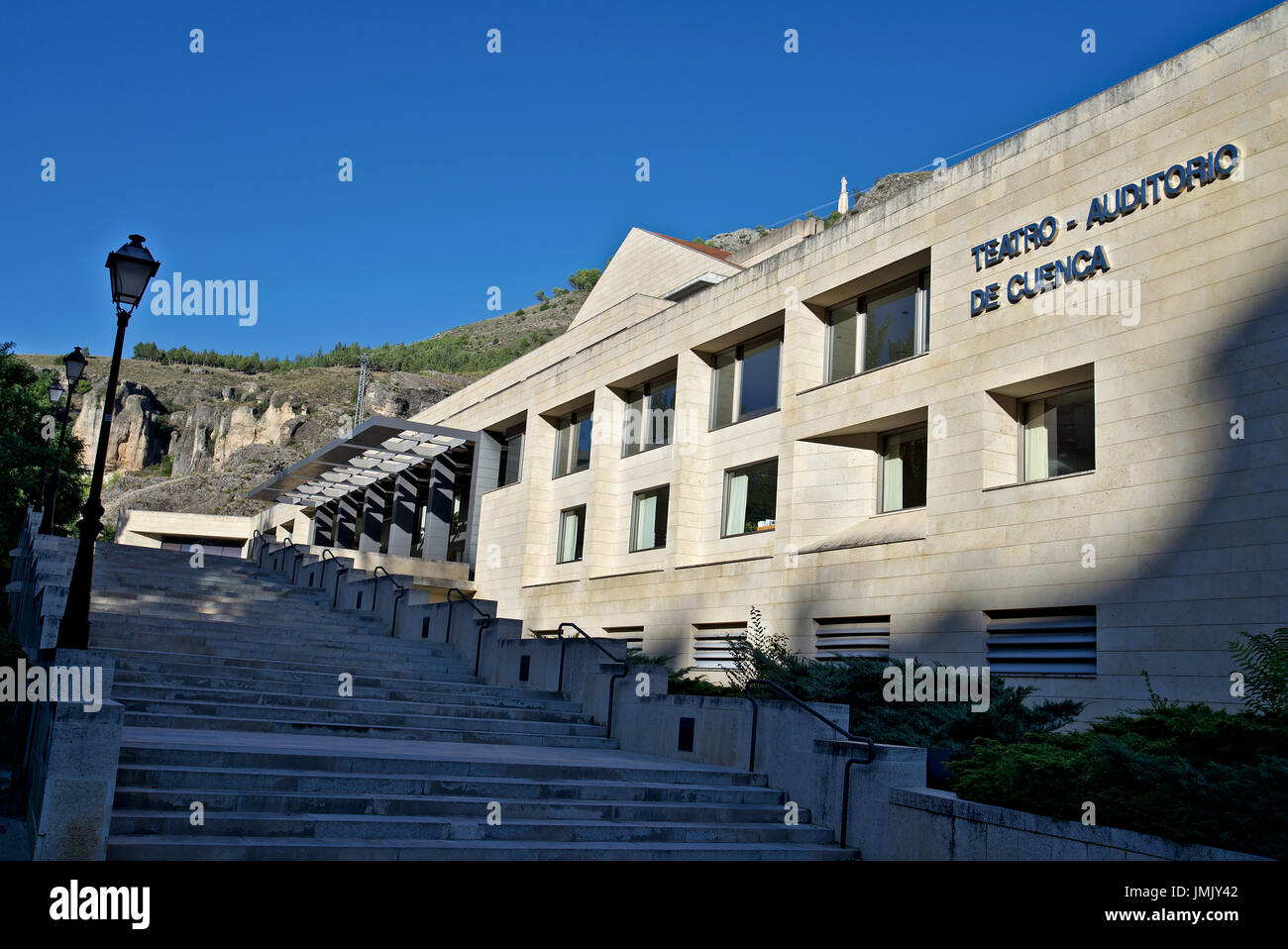 Immagine dell'Auditorium/teatro di Cuenca , Castilla La Mancha, in Spagna. Un edificio moderno e contemporaneo. Foto Stock