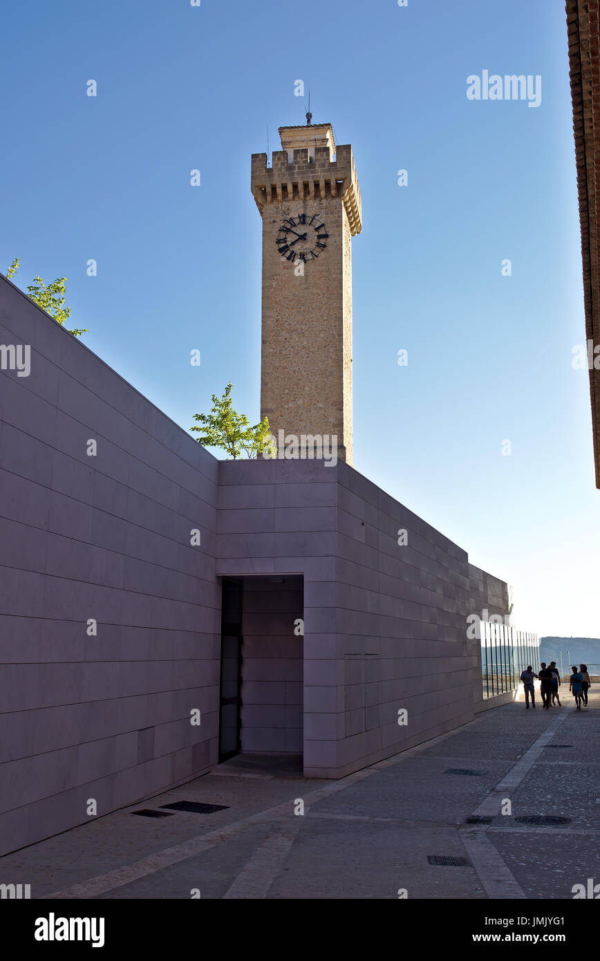 Immagine della Torre Mangana, un sedicesimo secolo torre agendo come orologio al giorno d'oggi. Costruito sulla cima di un arabo fortificare in Cuenca, Castilla La Mancha, in Spagna. Foto Stock