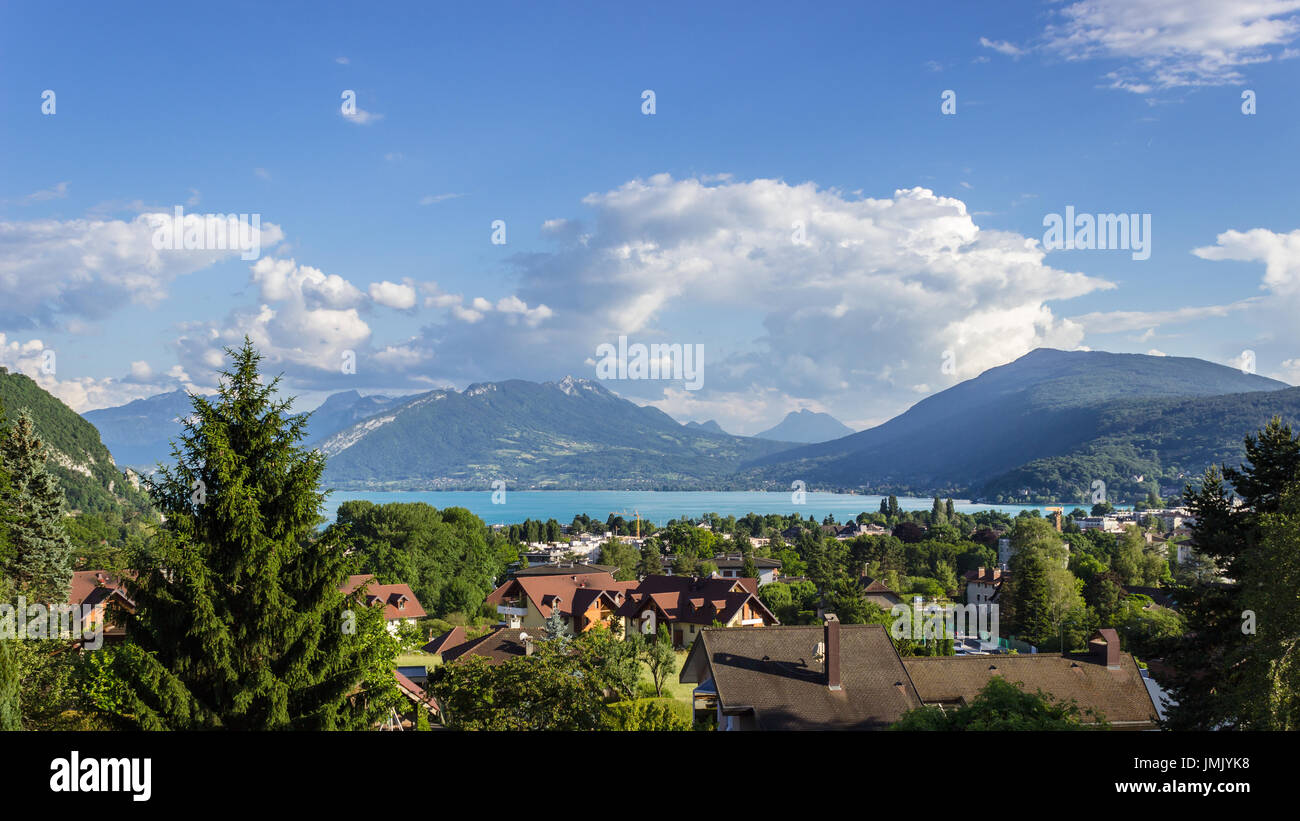 Paesaggio di Annecy dal di sopra. Città, sul lago e sulle montagne vista nel tardo pomeriggio. Francia, Haute Savoie Foto Stock