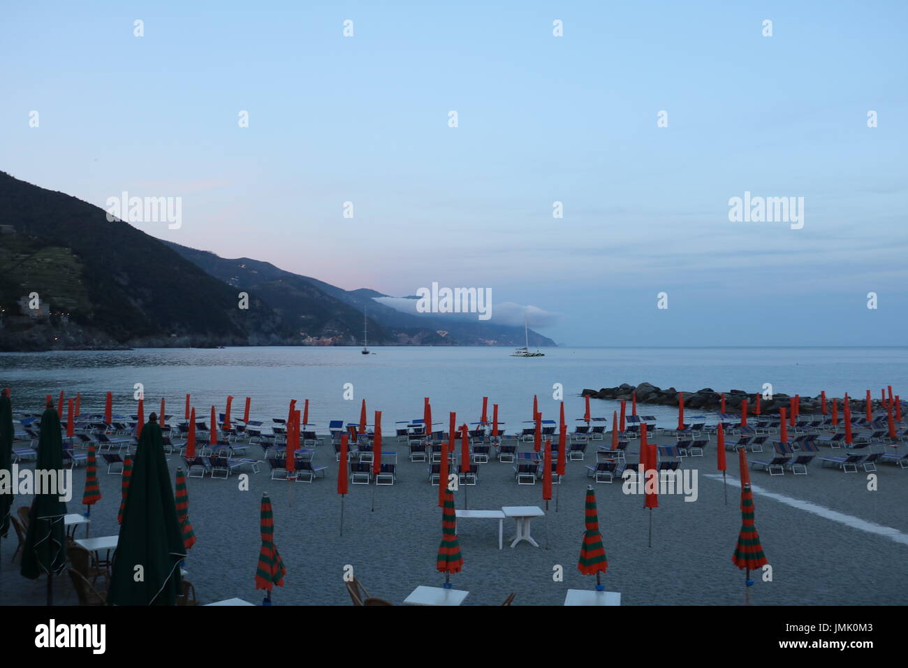 Sulla spiaggia di Monterosso in serata in cinque terre, Italia Foto Stock