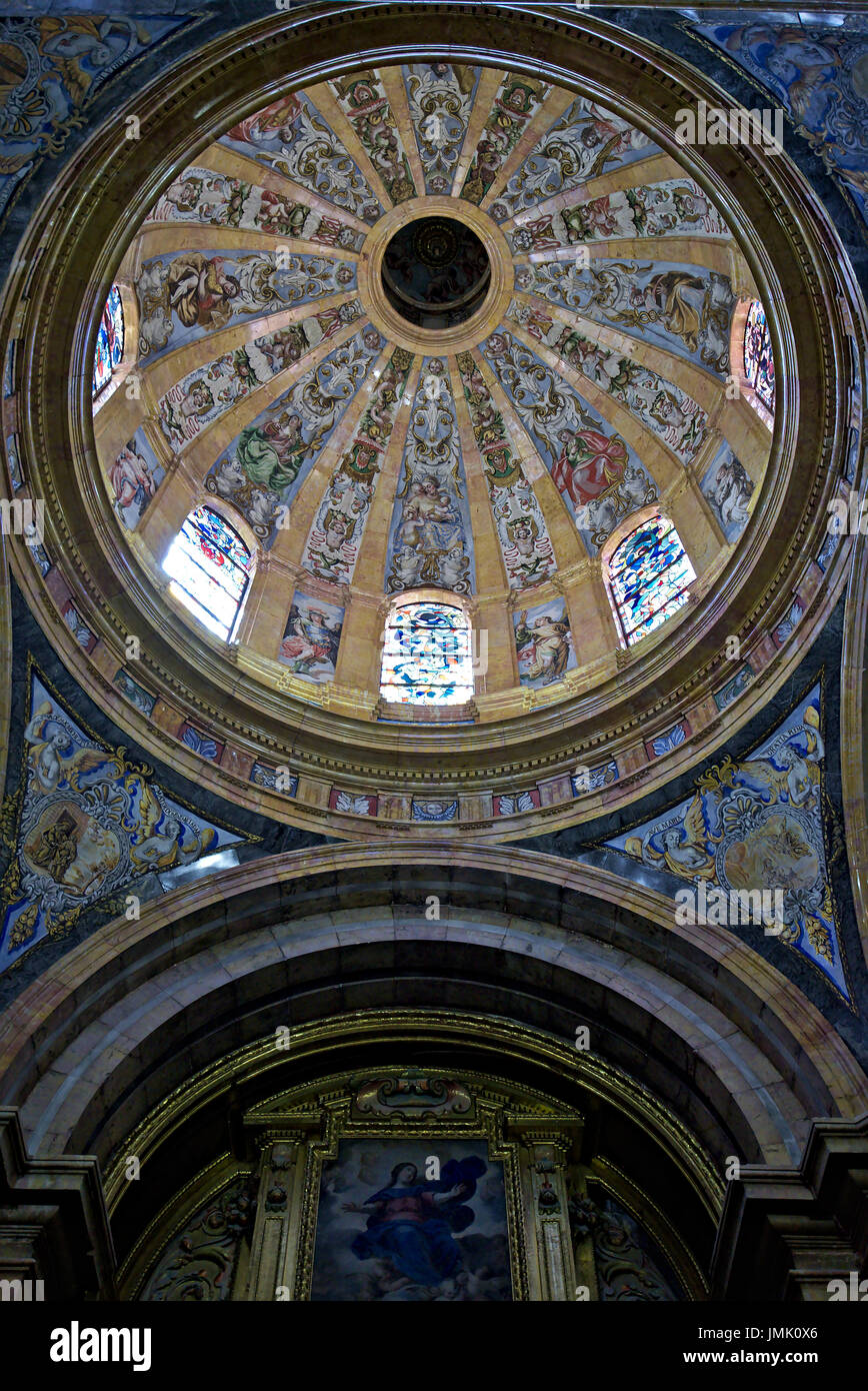 Vista verticale della cappella "Nuestra Señora del Sagrario" con la volta costruita sul marmo. Cattedrale di Santa Maria in Cuenca, Castilla La Mancha, in Spagna. Foto Stock