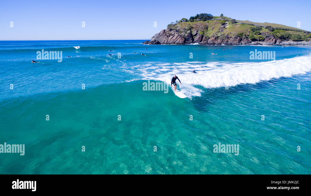 Surfers surf sulle acque cristalline. Foto Stock