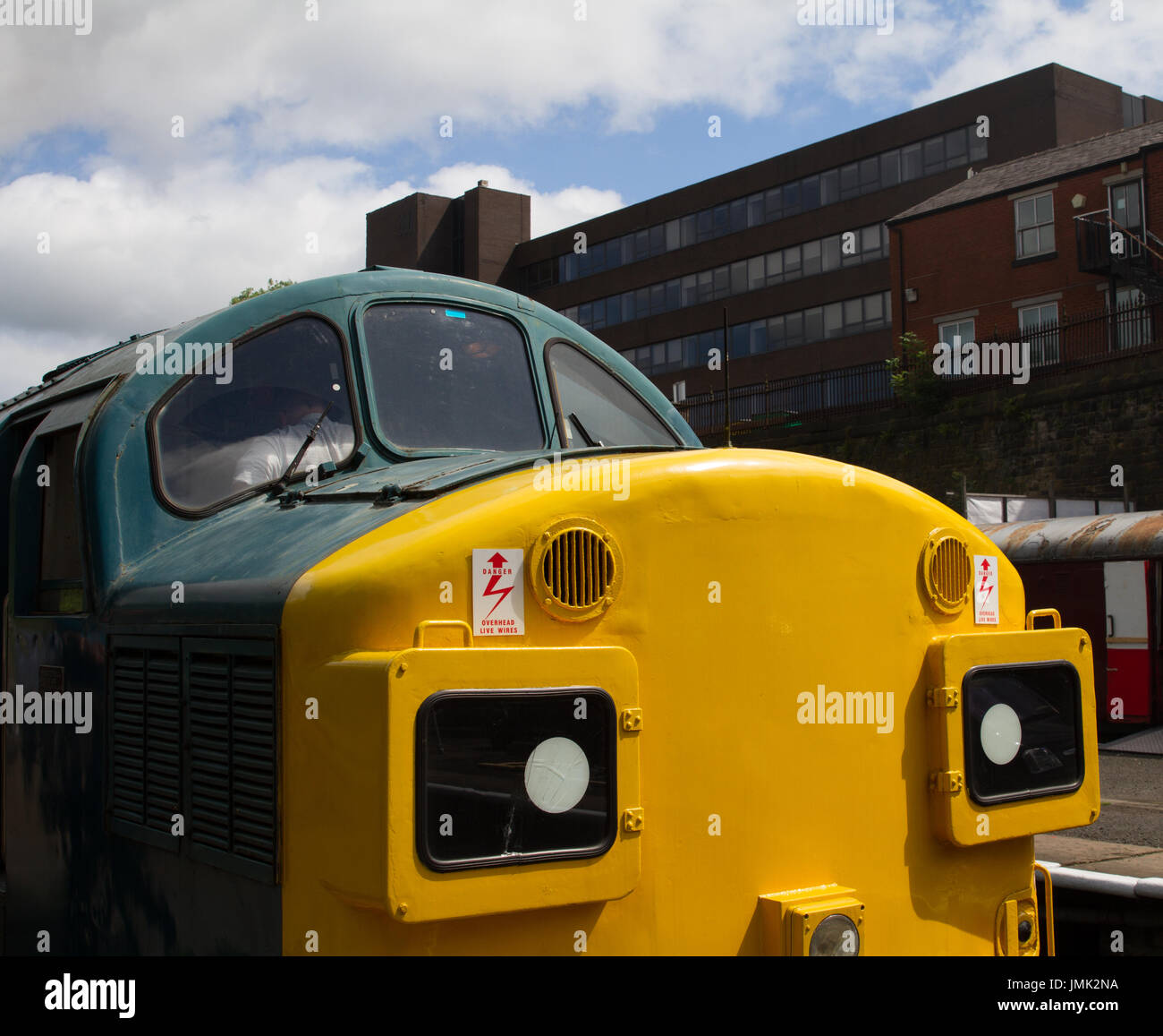 East Lancashire Railway ELR British Railways ferrovia BR Classe 37 Locomotive diesel raccolto vicino naso giallo estremità anteriore con codice di testa caselle e cielo blu Foto Stock