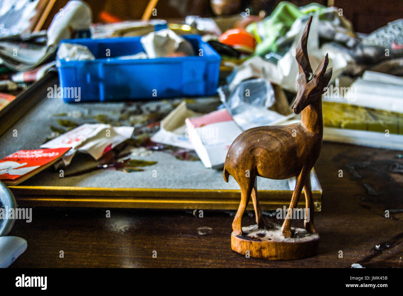 Tabella piena di knick knacks e un kit di primo soccorso in una casa abandond Foto Stock