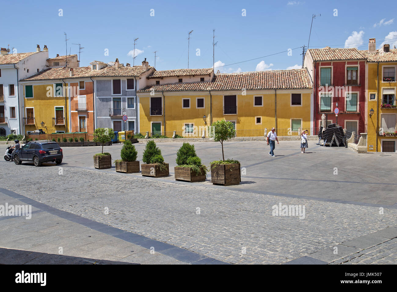 Immagine di Plaza Mayor, posto nella parte anteriore della Cattedrale di Cuenca, con la caratteristica facciata di colore case. Cuenca, Castilla La Mancha, in Spagna. Foto Stock