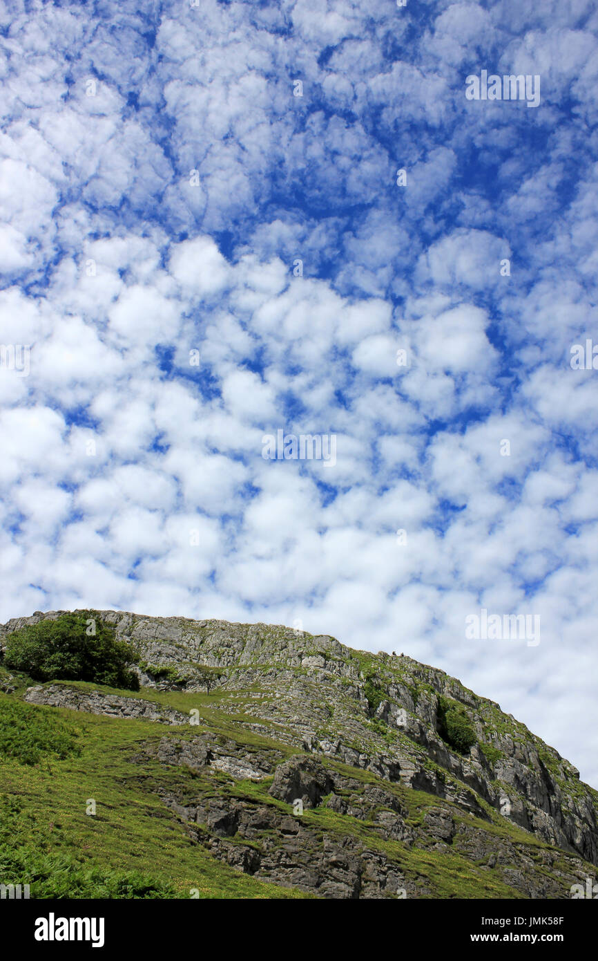 Altocumulus nuvole sopra il Great Orme, Llandudno, Galles Foto Stock