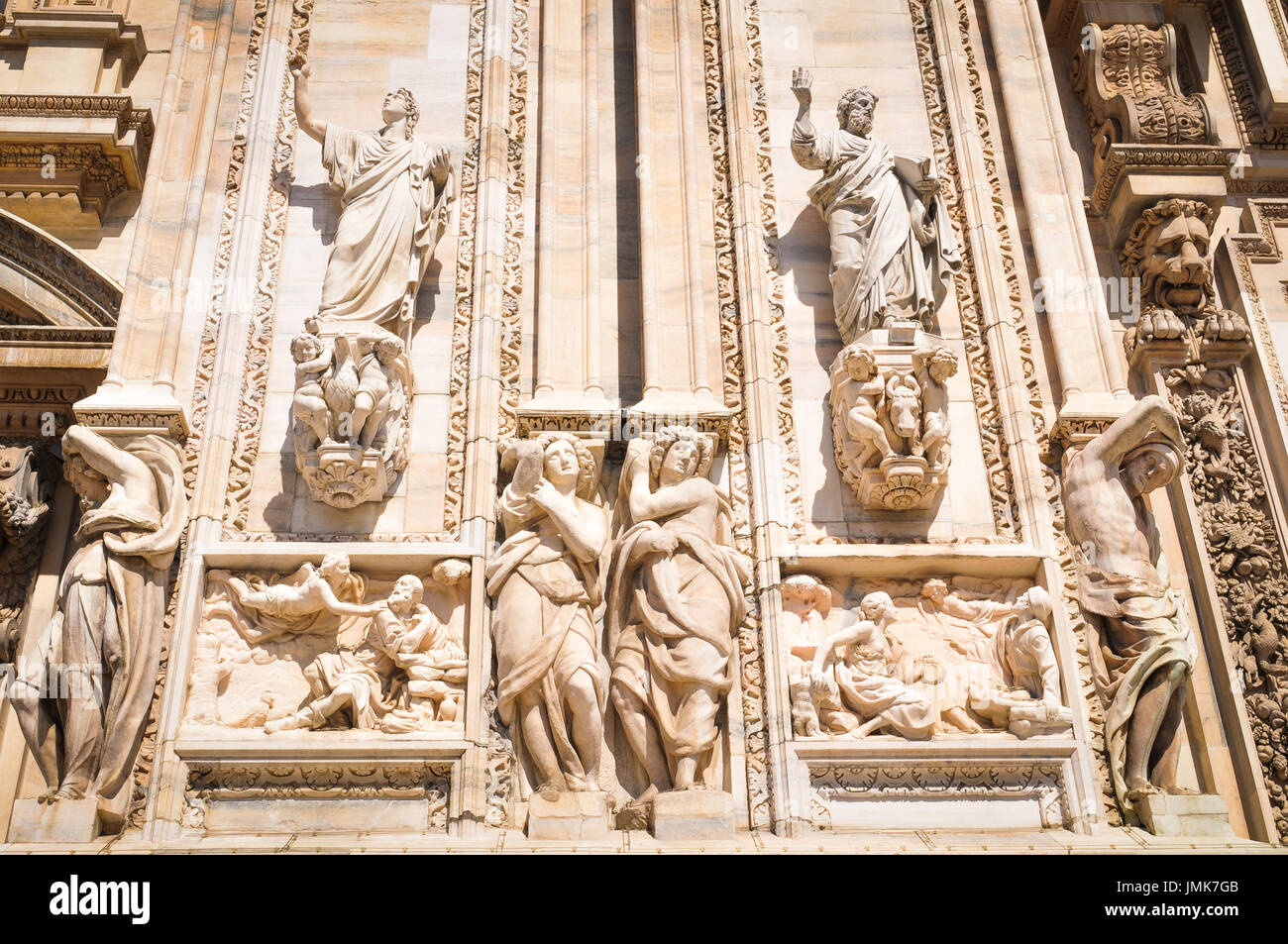 Dettagli architettonici del famoso Duomo di Milano in Italia. Foto Stock