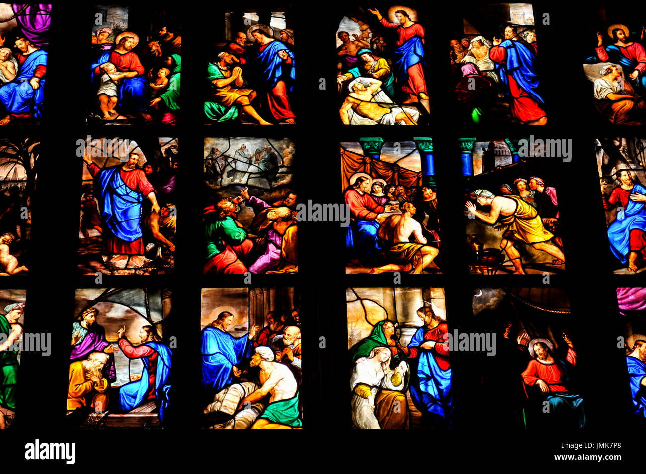 Milano, Italia - 27 Giugno 2016: Close-up di colorate vetrate raffiguranti scene religiose all'interno del Duomo di Milano, Italia Foto Stock