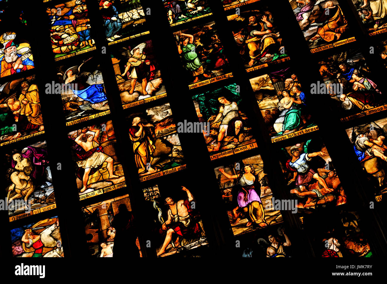 Milano, Italia - 27 Giugno 2016: Close-up di colorate vetrate raffiguranti scene religiose all'interno del Duomo di Milano, Italia Foto Stock