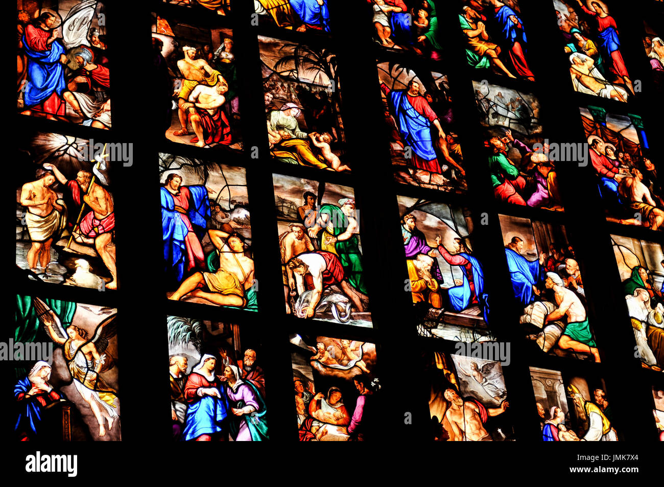 Milano, Italia - 27 Giugno 2016: Close-up di colorate vetrate raffiguranti scene religiose all'interno del Duomo di Milano, Italia Foto Stock