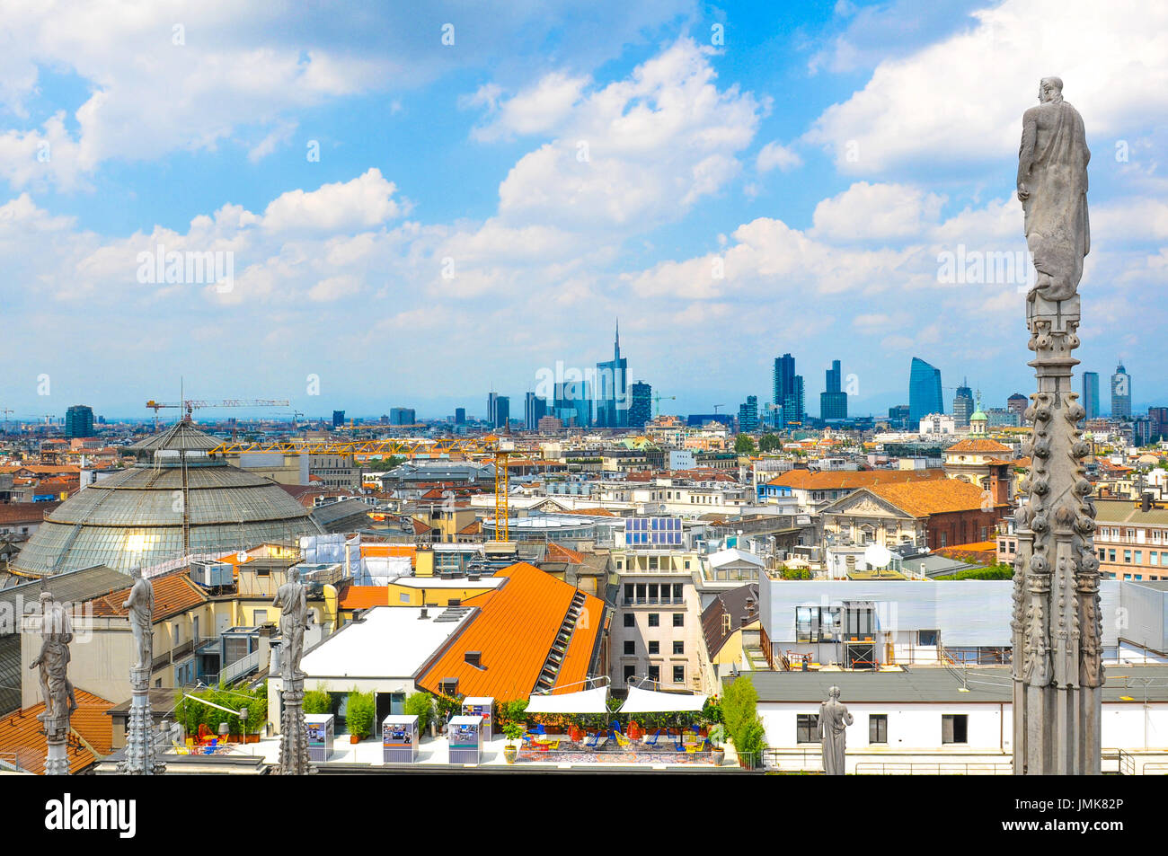 Vista aerea di Milano come si vede dal famoso Duomo di Milano in Italia Foto Stock