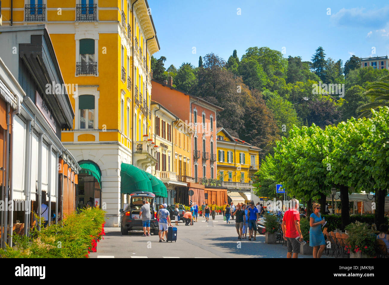 Bellagio, Italia - 29 Giugno 2016: i turisti di visitare il centro storico di Bellagio, famoso resort in riva al lago di Como in Lombardia, Italia Foto Stock