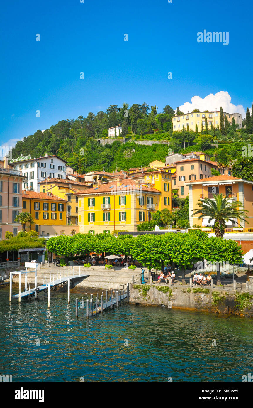 Bellagio, Italia - 29 Giugno 2016: i turisti di visitare il centro storico di Bellagio, famoso resort in riva al lago di Como in Lombardia, Italia Foto Stock