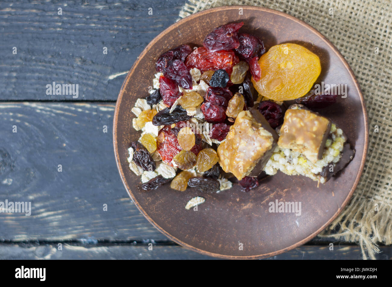 Il Porridge e dolci di farina di avena. Frutta secca. Cibo sano. Vista dall'alto. Foto Stock