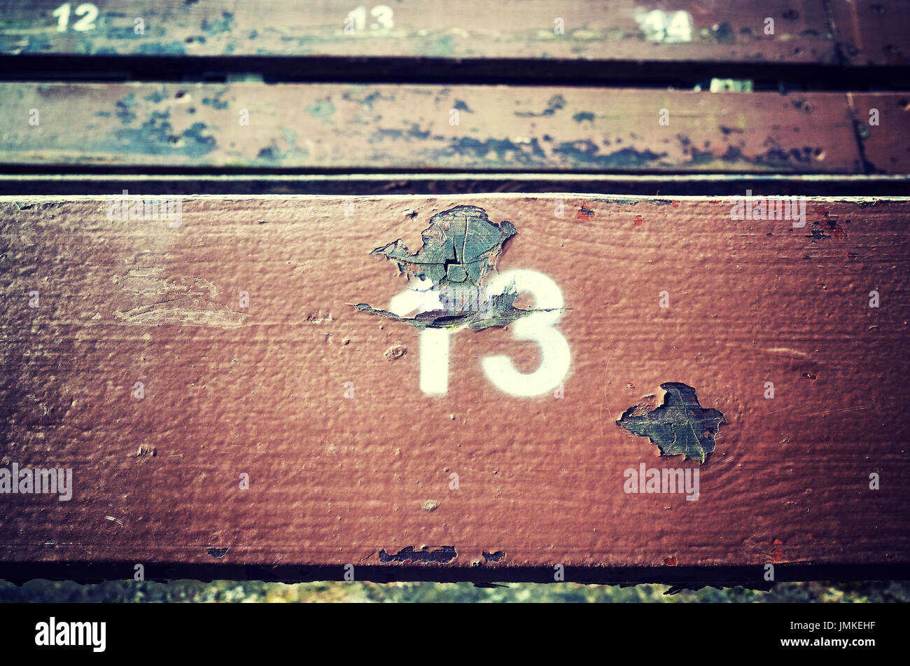 Numero tredici dipinta su un vecchio sedile in legno, quadro concettuale. Foto Stock